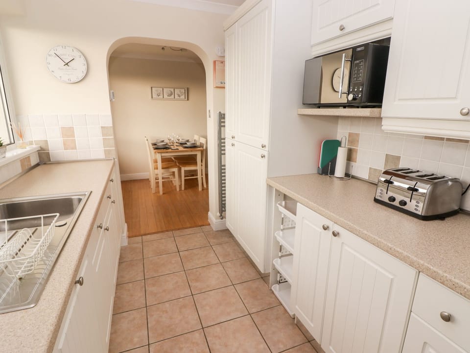 Fridge, dishwasher, toaster, cookware/dishes/utensils