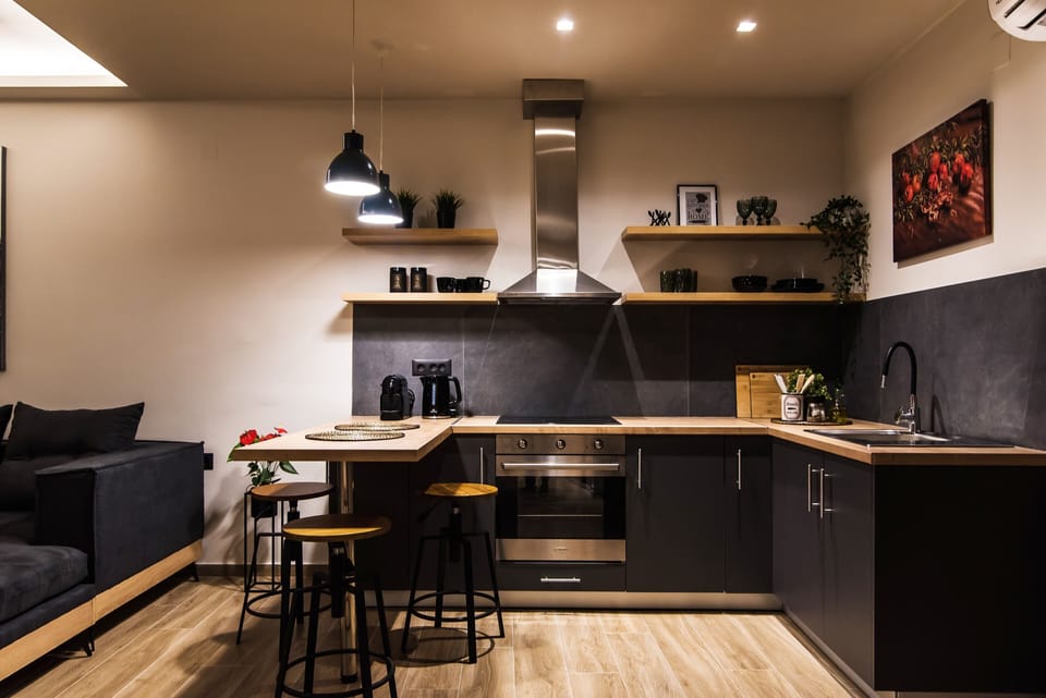 Full-size fridge, oven, stovetop, coffee/tea maker