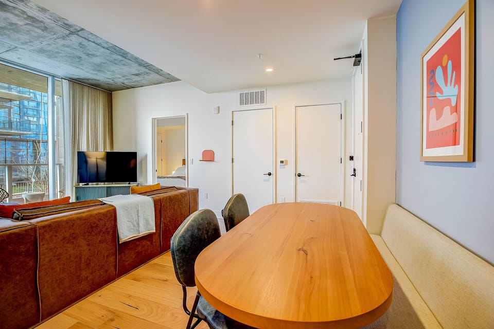 Luxury Condo, 2 Bedrooms, Balcony, City View | In-room dining