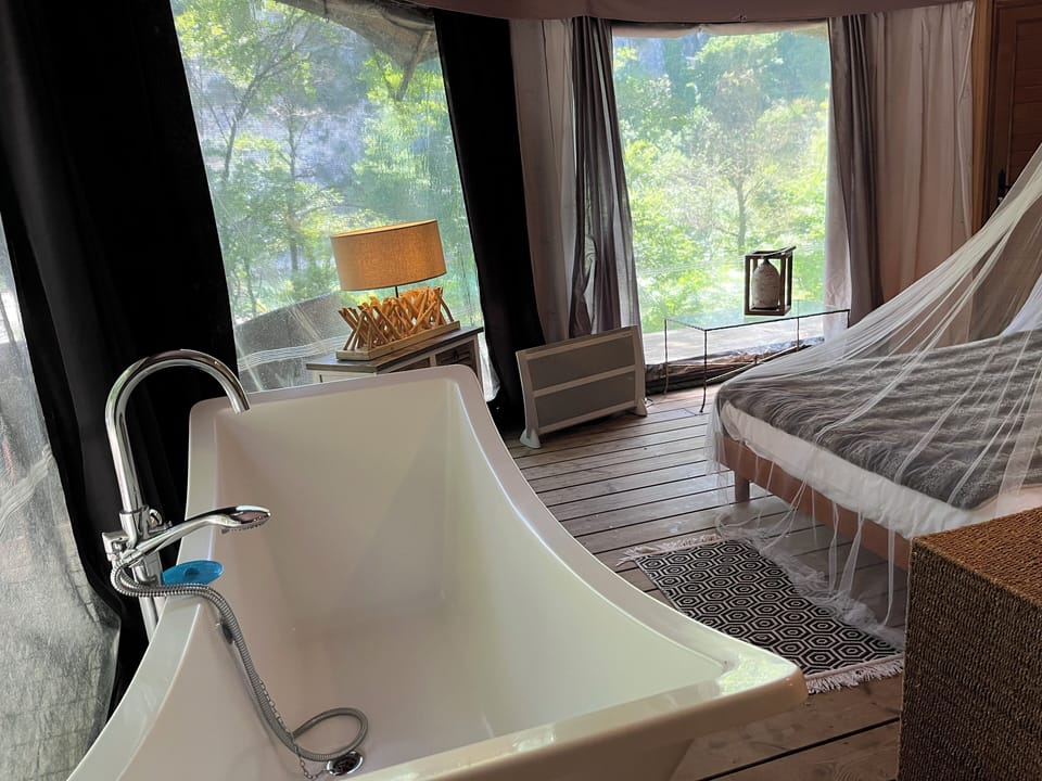 Deluxe tent (Bear) | Bathroom | Towels, soap, shampoo, toilet paper