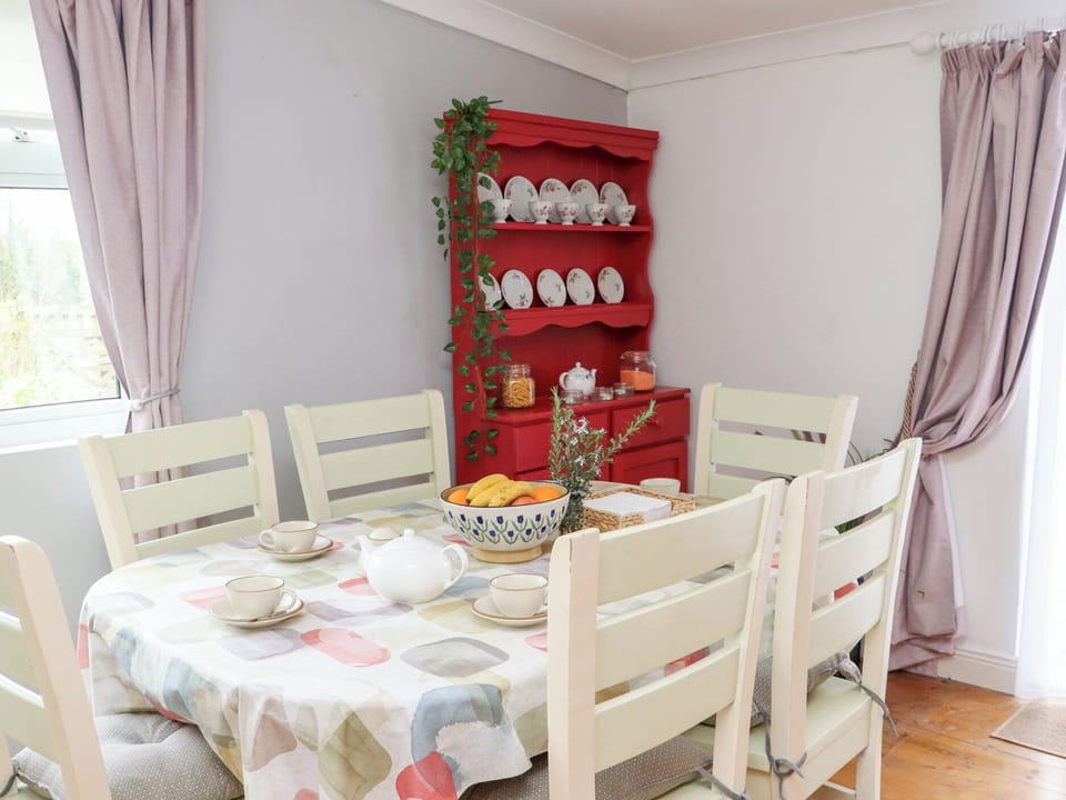 Cottage | Dining
