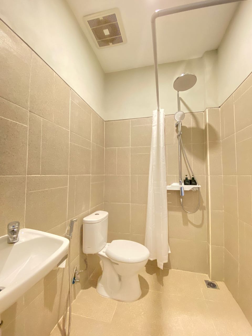 Superior Double or Twin Room | Bathroom | Shower, rainfall showerhead, free toiletries, hair dryer (on request)