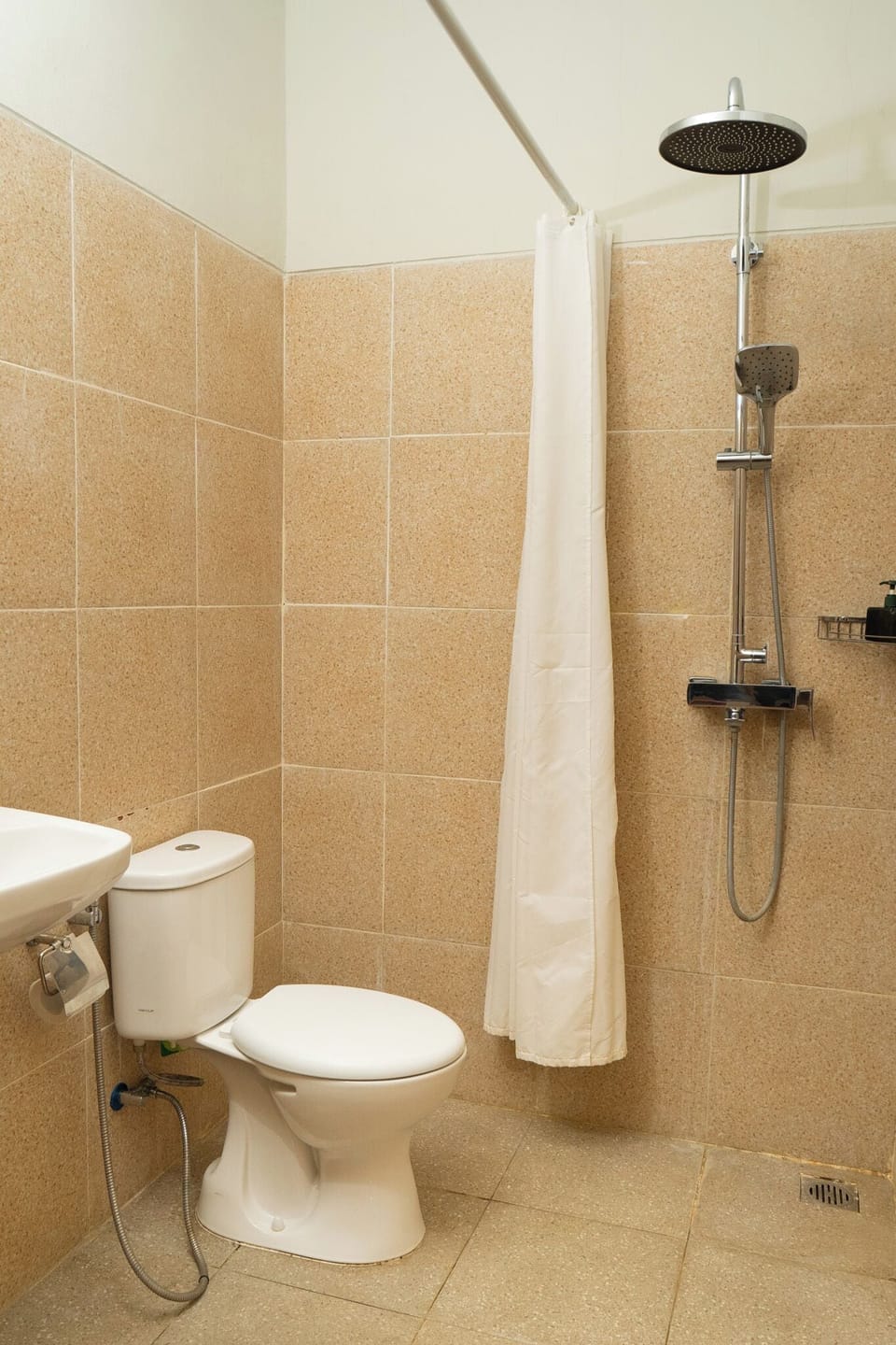 Shower, rainfall showerhead, free toiletries, hair dryer (on request)