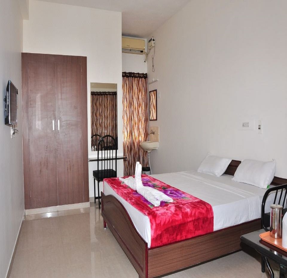 Deluxe Room | Hypo-allergenic bedding, desk, free WiFi, bed sheets