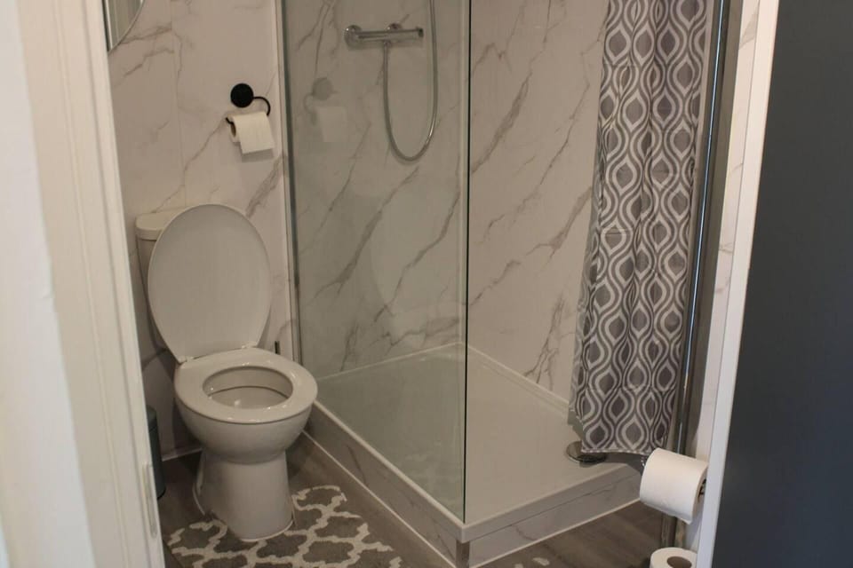 Combined shower/tub, deep soaking tub, free toiletries, hair dryer