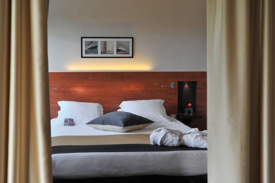 Suite, 1 Double Bed | Minibar, in-room safe, desk, blackout drapes