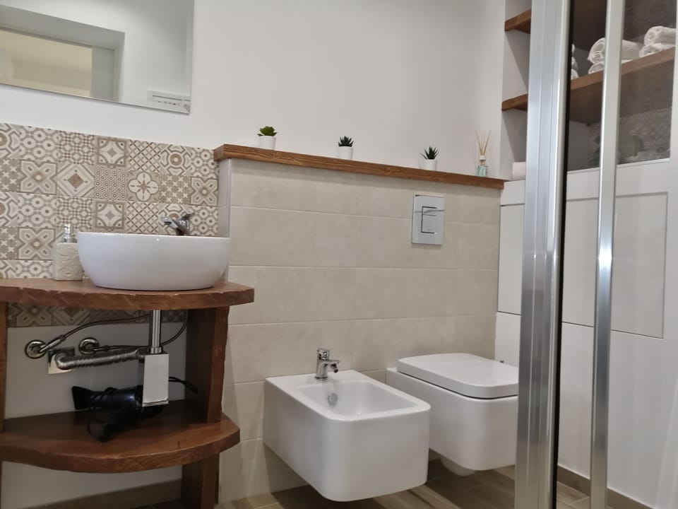 Standard Apartment | Bathroom