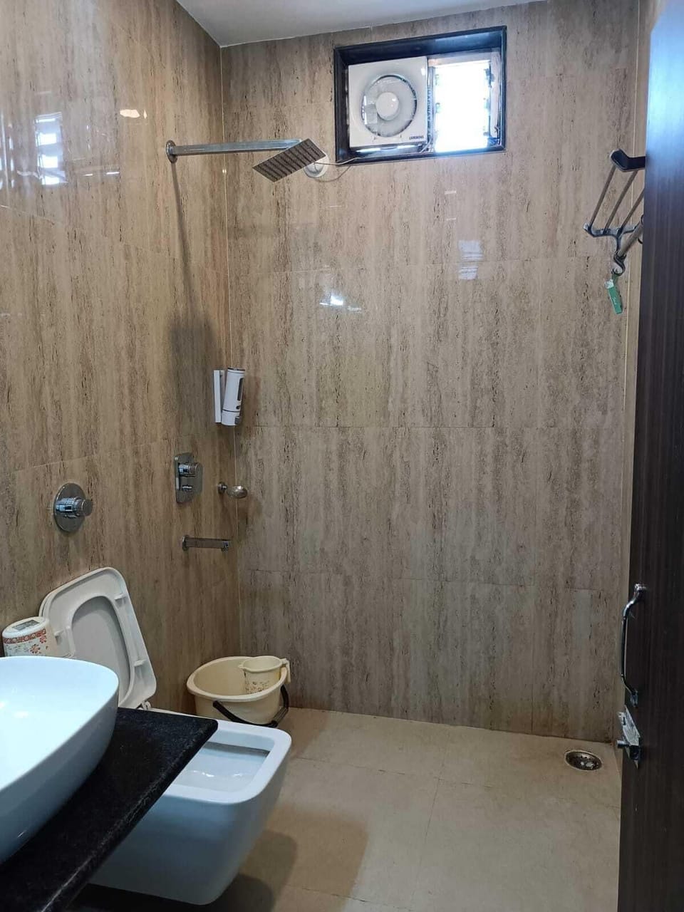 Shower, rainfall showerhead, free toiletries, bidet
