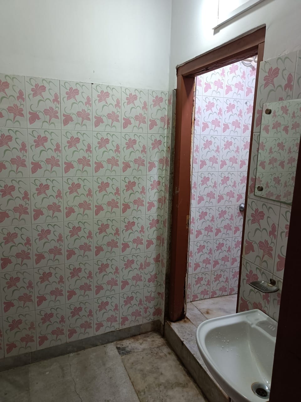Deluxe Room | Bathroom | Shower, rainfall showerhead, slippers, towels