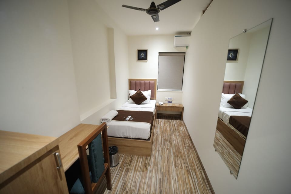 Deluxe Cabin | Memory foam beds, laptop workspace, free WiFi