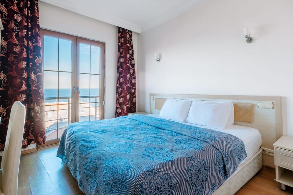 Standard Double Room, Sea View | Desk, bed sheets