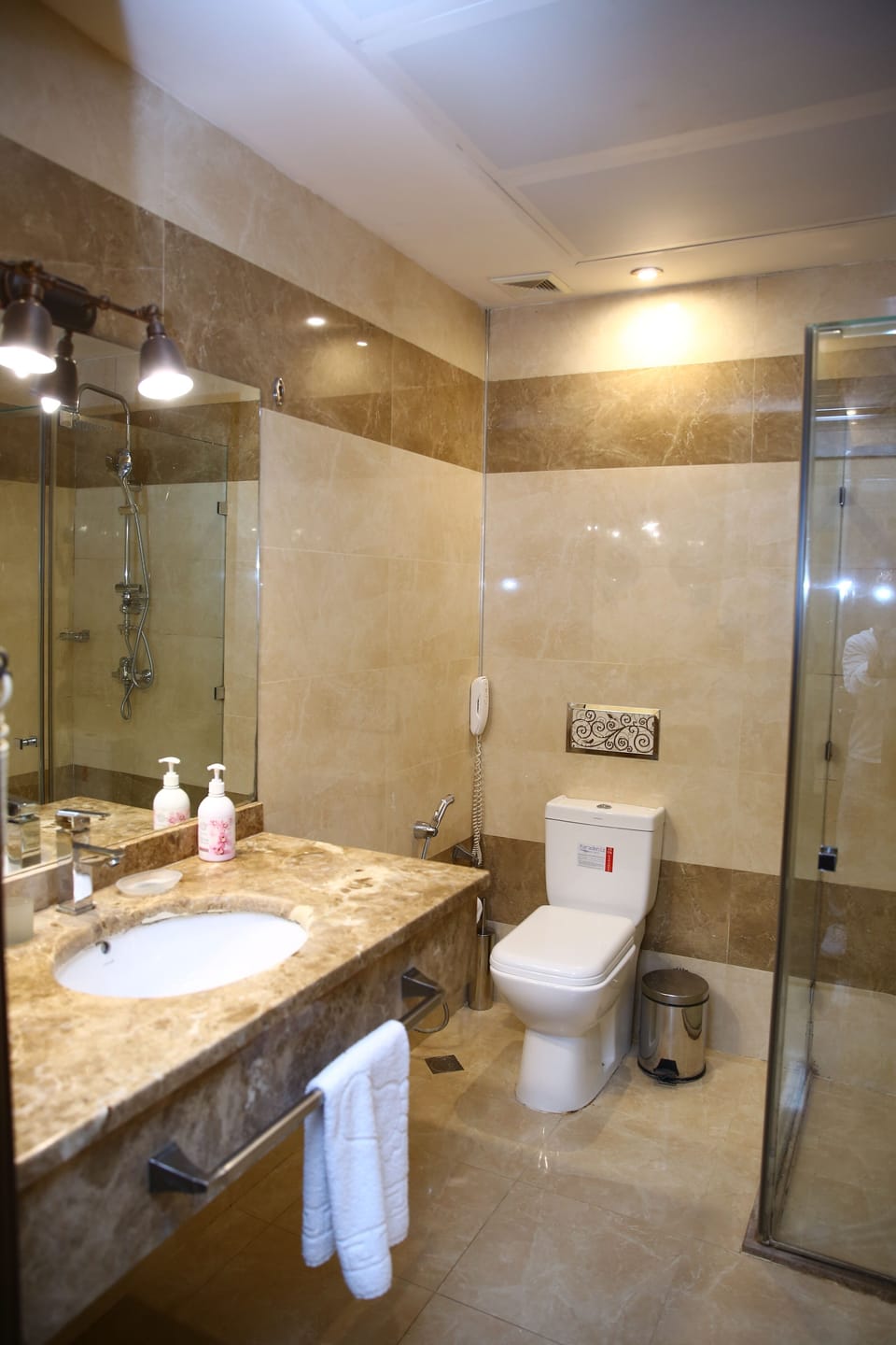Junior Suite | Bathroom | Shower, free toiletries, hair dryer, bathrobes