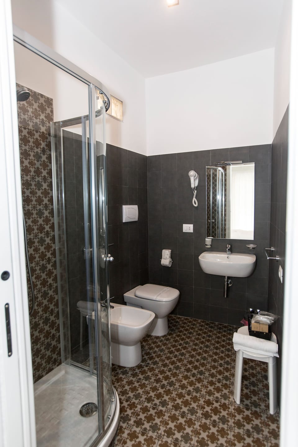 Deluxe Room | Bathroom | Shower, rainfall showerhead, free toiletries, hair dryer