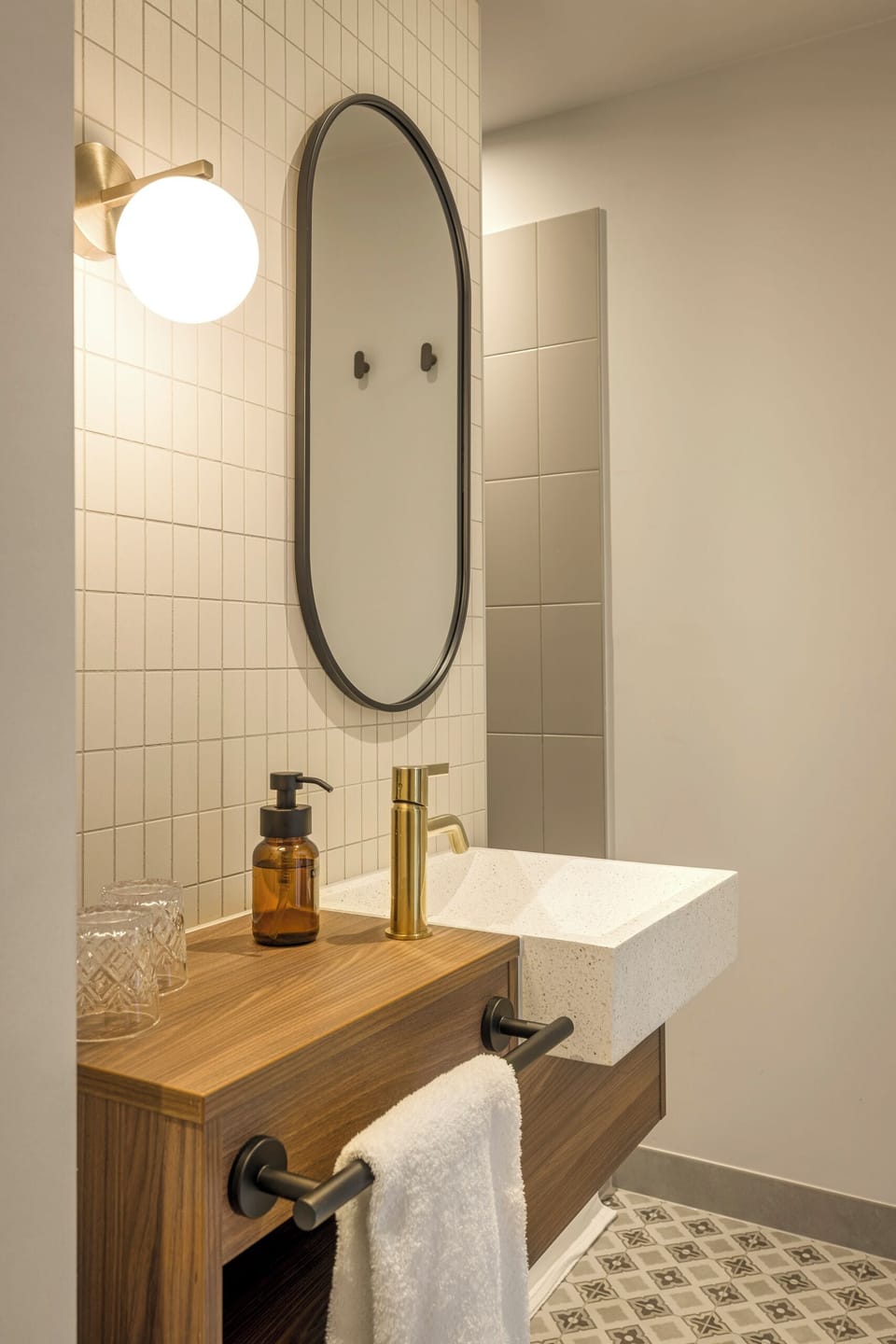 Deluxe Twin Room, 2 Twin Beds | Bathroom | Shower, rainfall showerhead, free toiletries, hair dryer