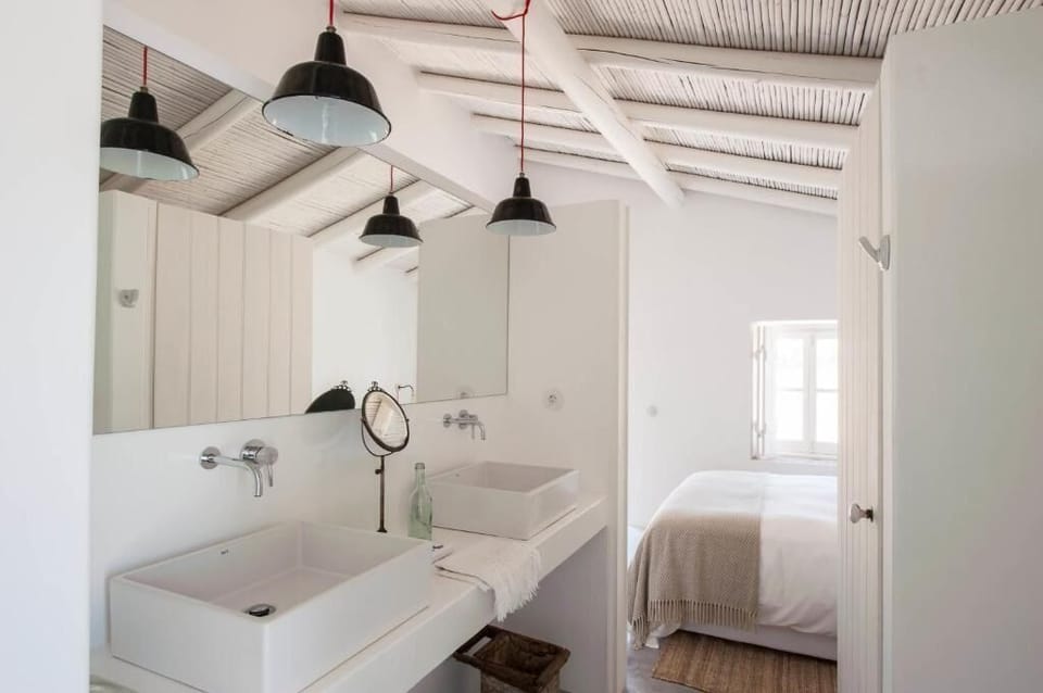 Basic Room | Bathroom | Free toiletries, hair dryer, bathrobes, slippers