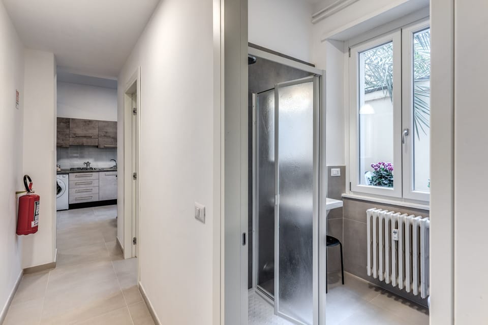 Comfort Apartment | Bathroom | Shower, rainfall showerhead, free toiletries, hair dryer