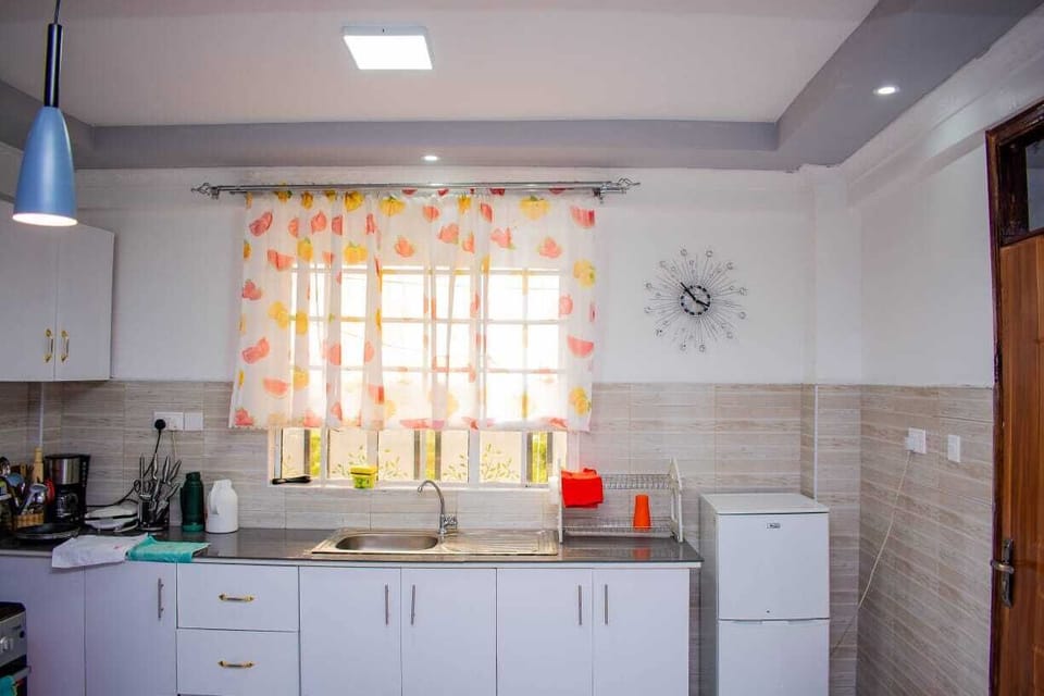 Business Apartment | Private kitchen | Fridge, microwave, cookware/dishes/utensils