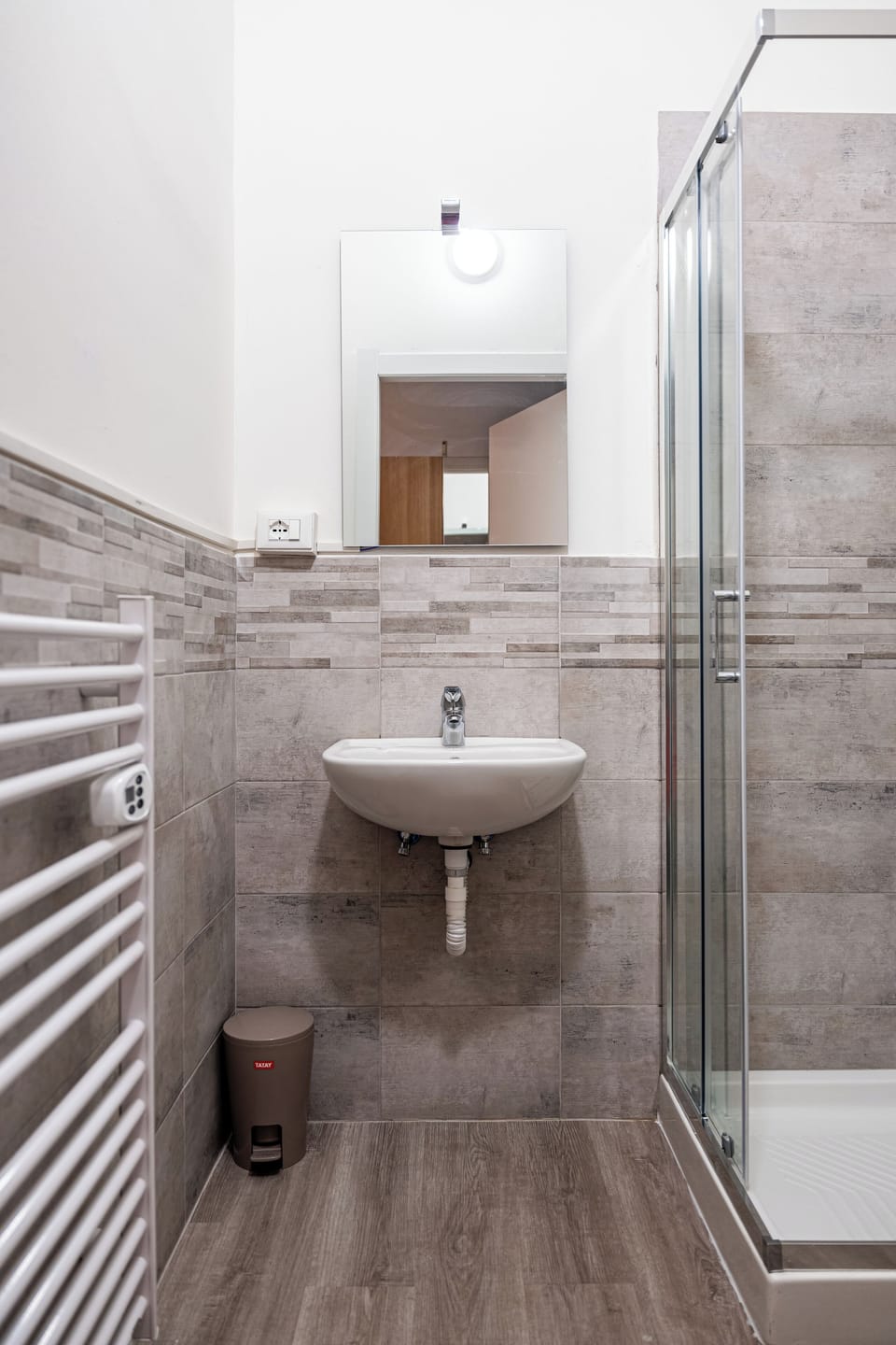 Basic Double or Twin Room | Bathroom | Hair dryer, towels