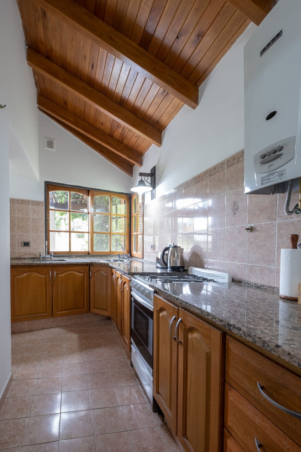 Full-size fridge, microwave, oven, electric kettle