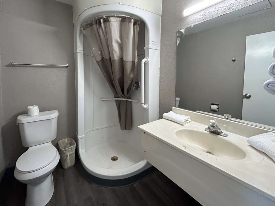 Combined shower/tub, towels