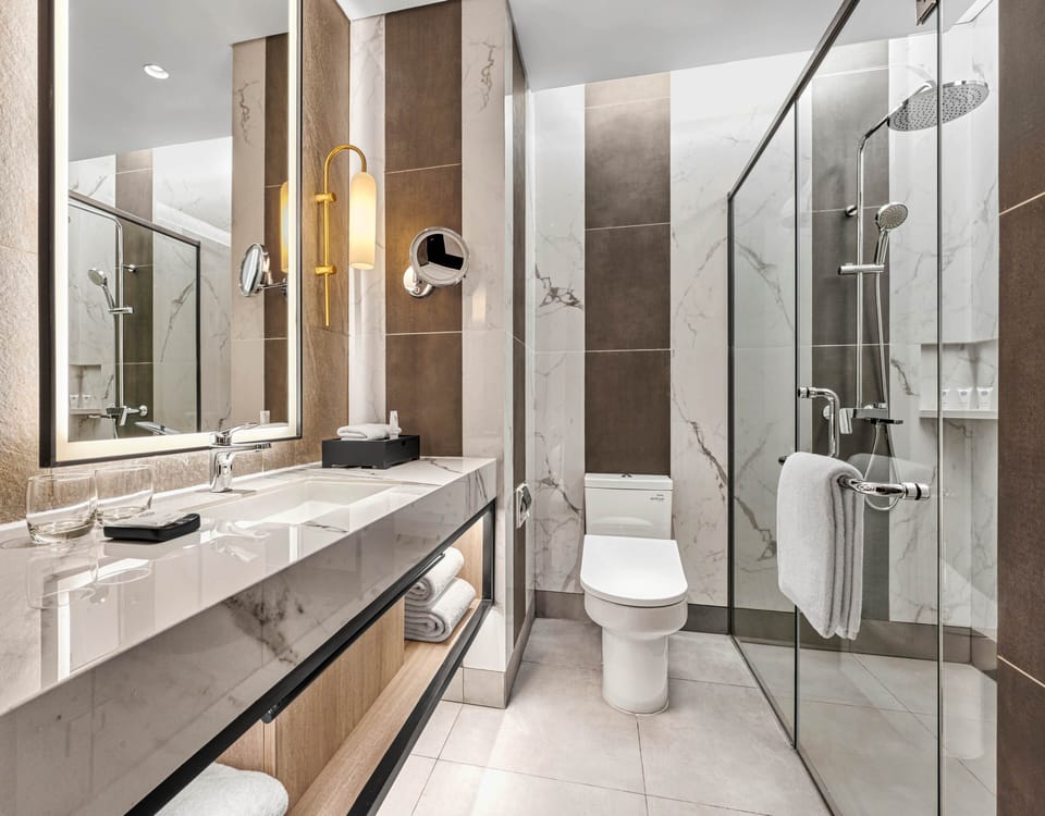 Combined shower/tub, rainfall showerhead, free toiletries, hair dryer