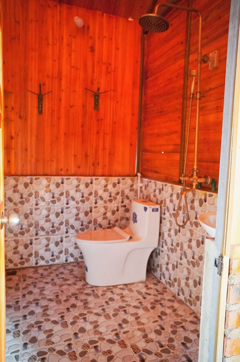 Free toiletries, slippers, bidet, towels