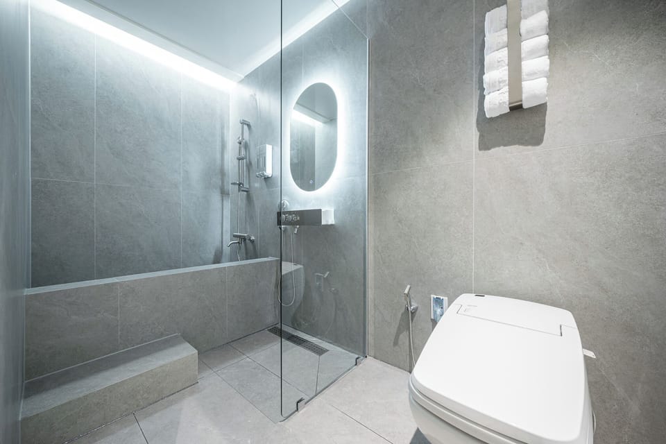 Signature Family Room | Bathroom | Shower, eco-friendly toiletries, hair dryer, bathrobes