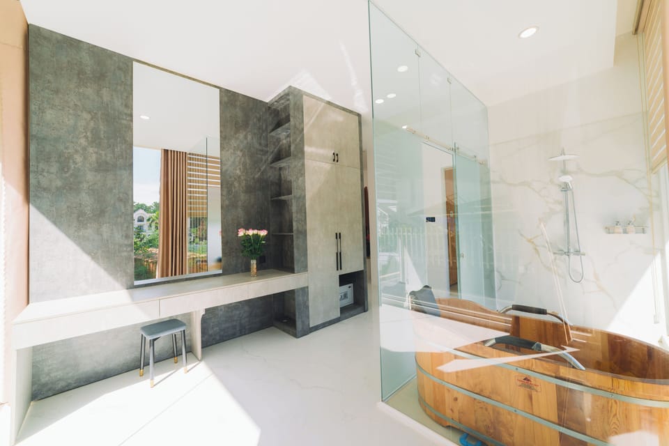 Suite with Private Pool | Deep soaking bathtub