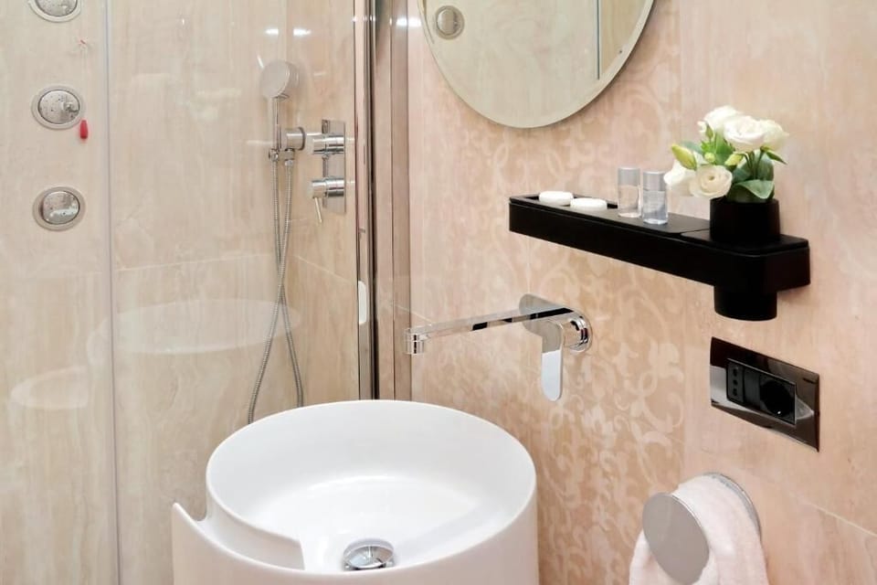 Deluxe Quadruple Room | In-room safe, desk, blackout drapes, soundproofing