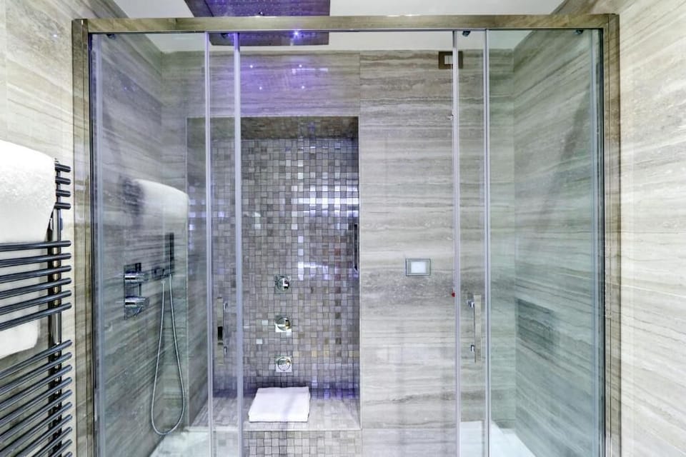 Standard Suite | Bathroom | Hair dryer, slippers