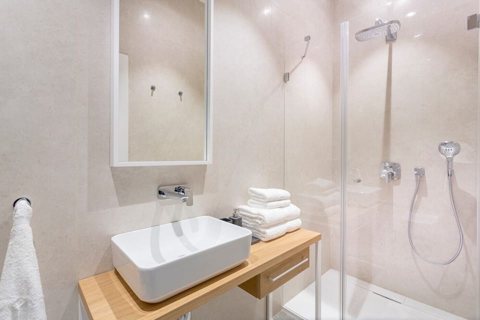 Deluxe Studio Suite, Balcony | Bathroom | Shower, rainfall showerhead, hair dryer, towels