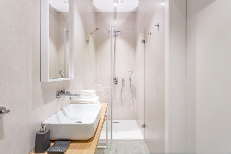 Deluxe Studio Suite, Balcony | Bathroom | Shower, rainfall showerhead, hair dryer, towels