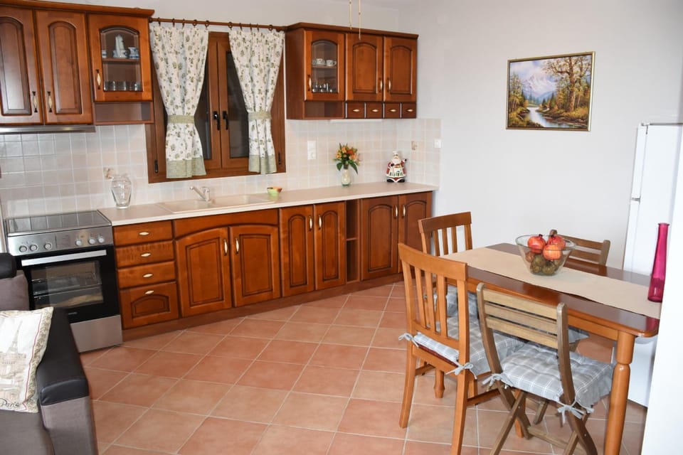 House | 2 bedrooms, desk