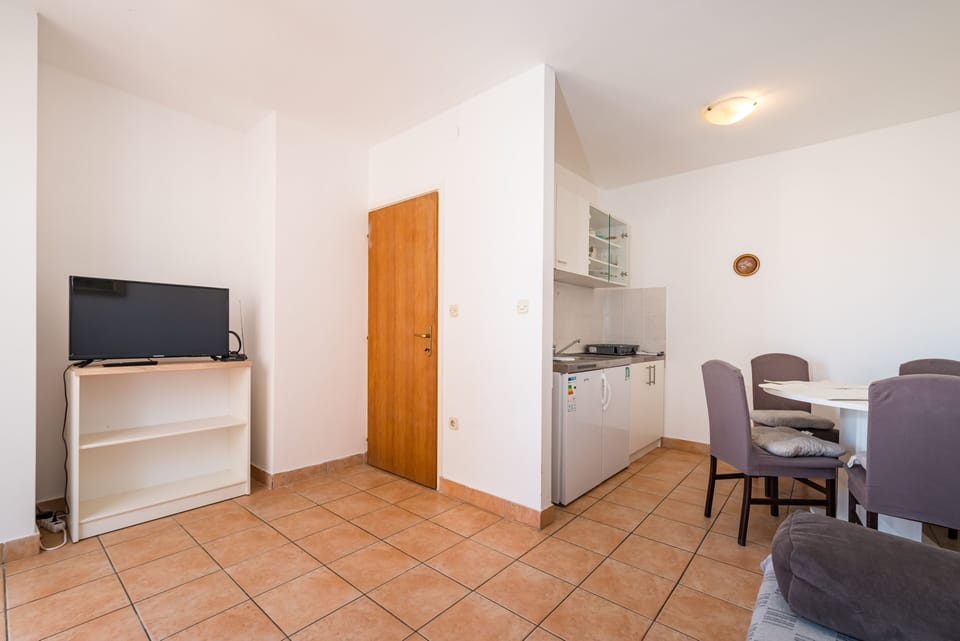 Apartment, 1 Bedroom, Balcony, City View | Interior