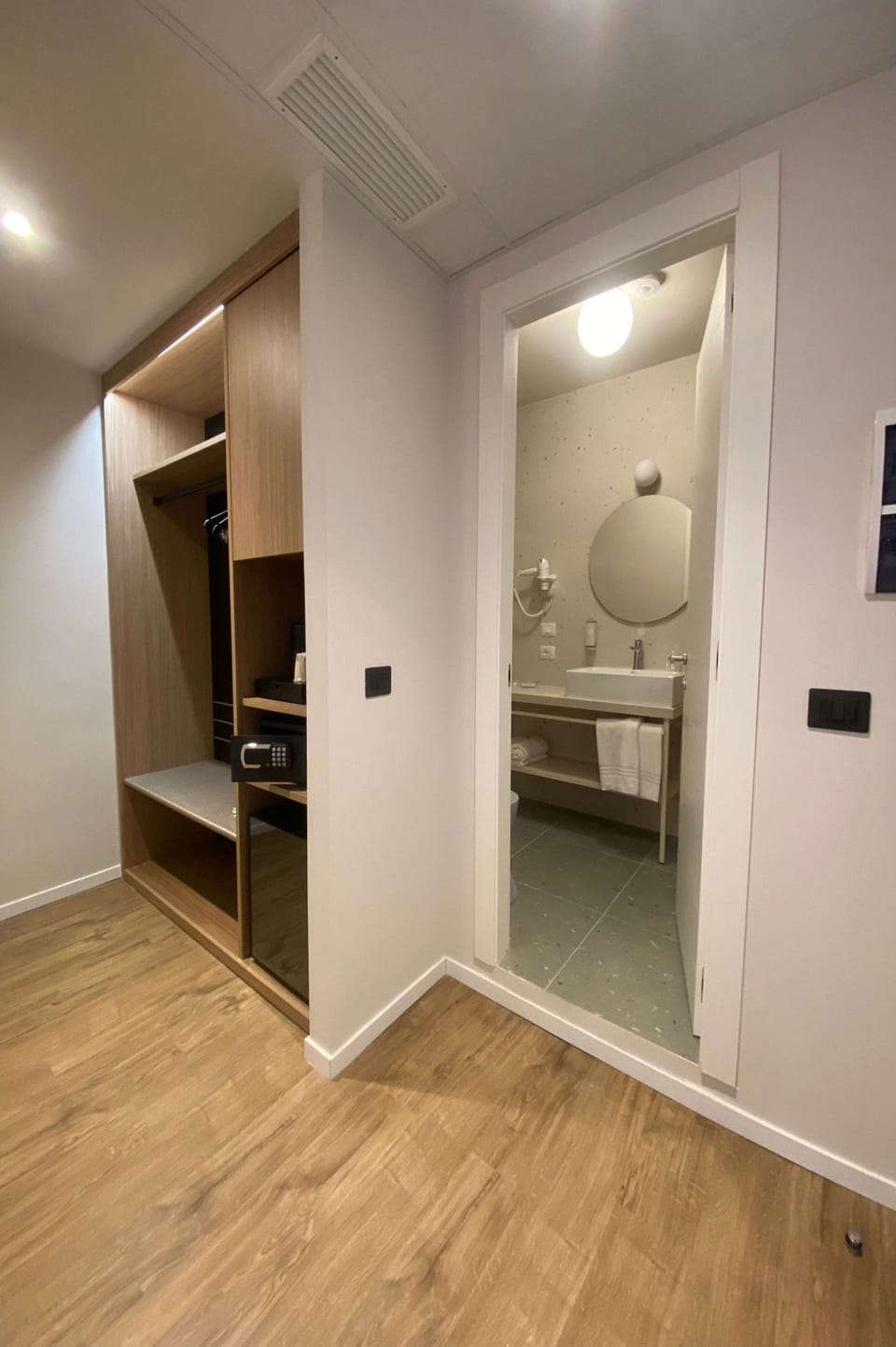 In-room safe, soundproofing, free WiFi