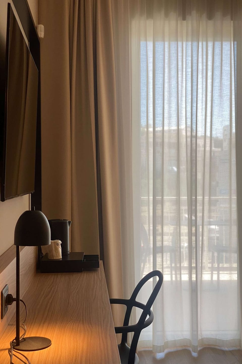 Comfort Room, 1 Queen Bed, Non Smoking | Room amenity