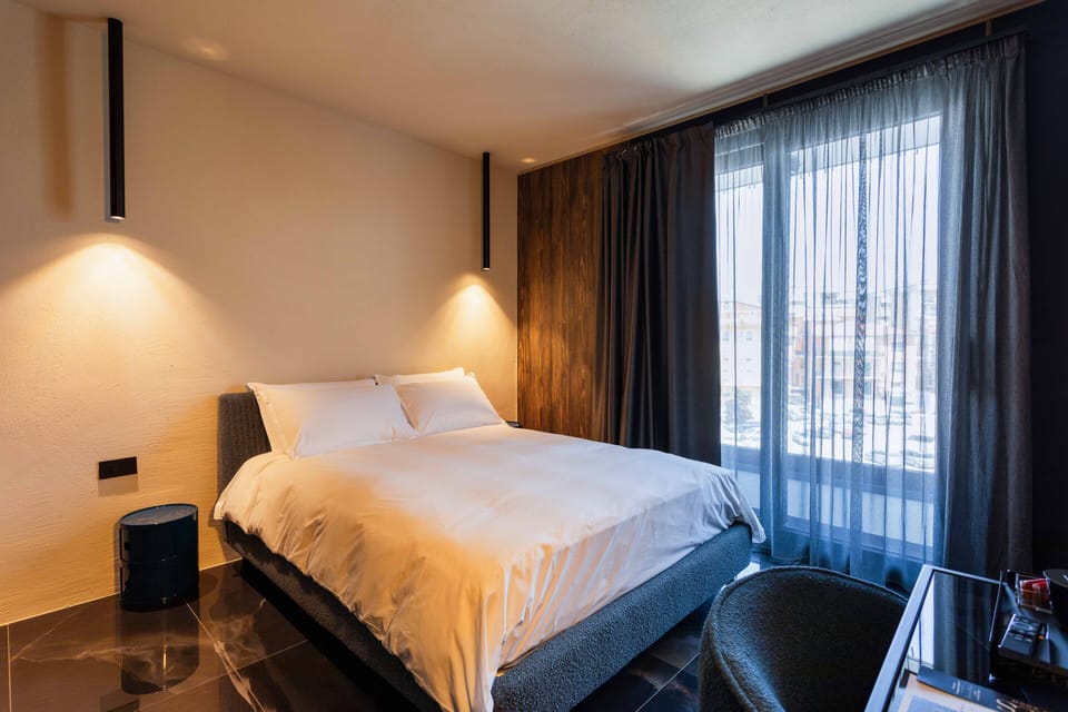 Standard Room, 1 King Bed | Premium bedding, down comforters, pillowtop beds, minibar