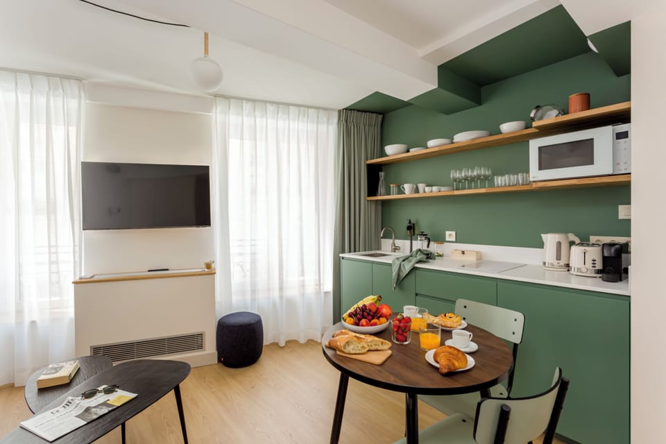 Appartement 02 | Private kitchenette | Mini-fridge, microwave, stovetop, dishwasher