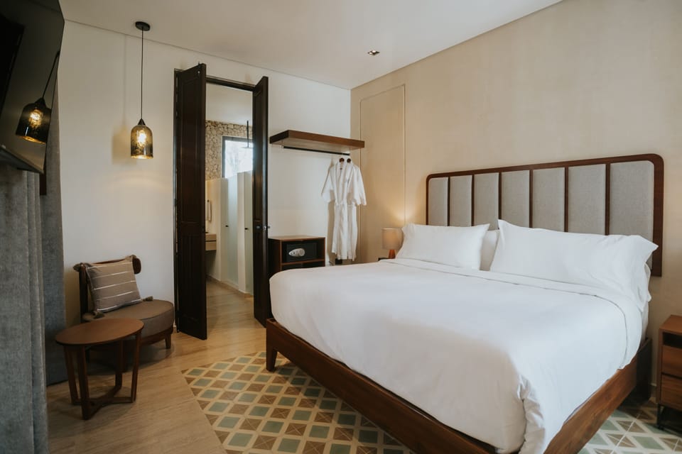 Junior Room, 1 King Bed | Premium bedding, pillowtop beds, minibar, in-room safe