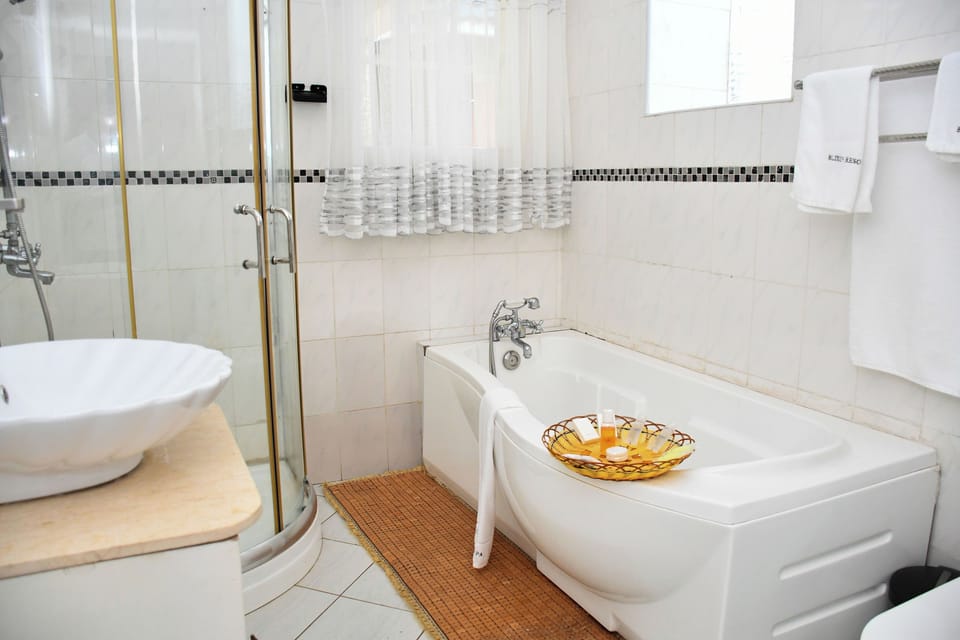 Superior Room | Bathroom | Shower, rainfall showerhead, slippers, towels