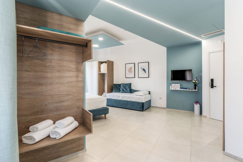 Luxury Quadruple Room | In-room safe, desk, free WiFi