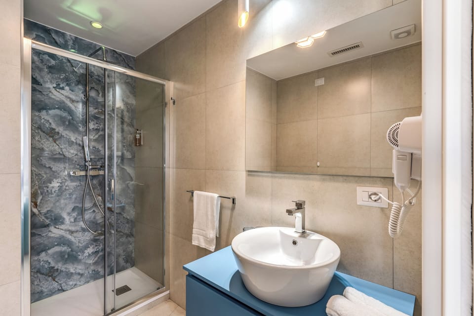 Luxury Quadruple Room | In-room safe, desk, WiFi (free)