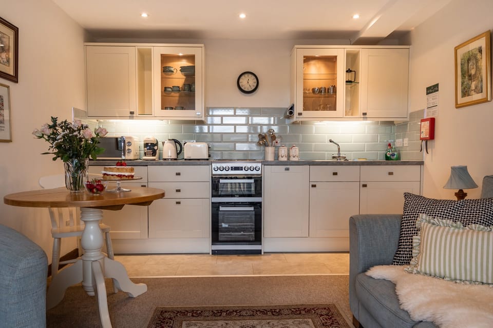 Cottage | Private kitchen | Fridge, dishwasher, electric kettle, toaster