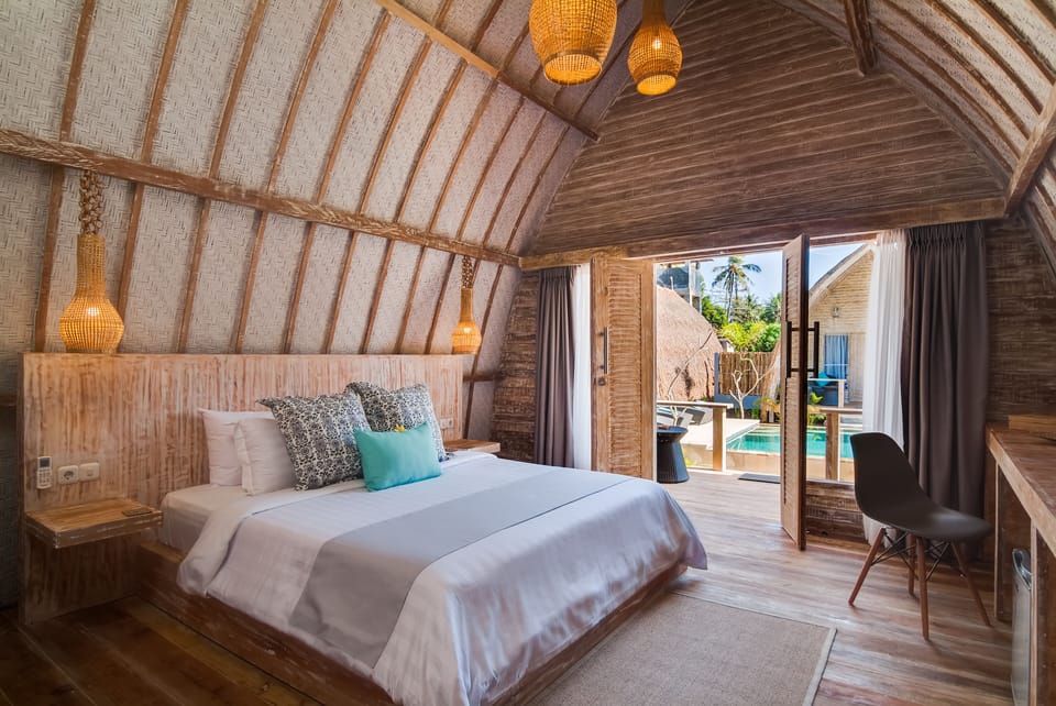 Deluxe Bungalow | Minibar, in-room safe, desk, laptop workspace