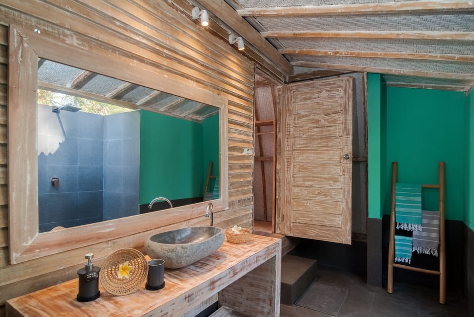 Deluxe Bungalow | Bathroom | Shower, rainfall showerhead, free toiletries, hair dryer