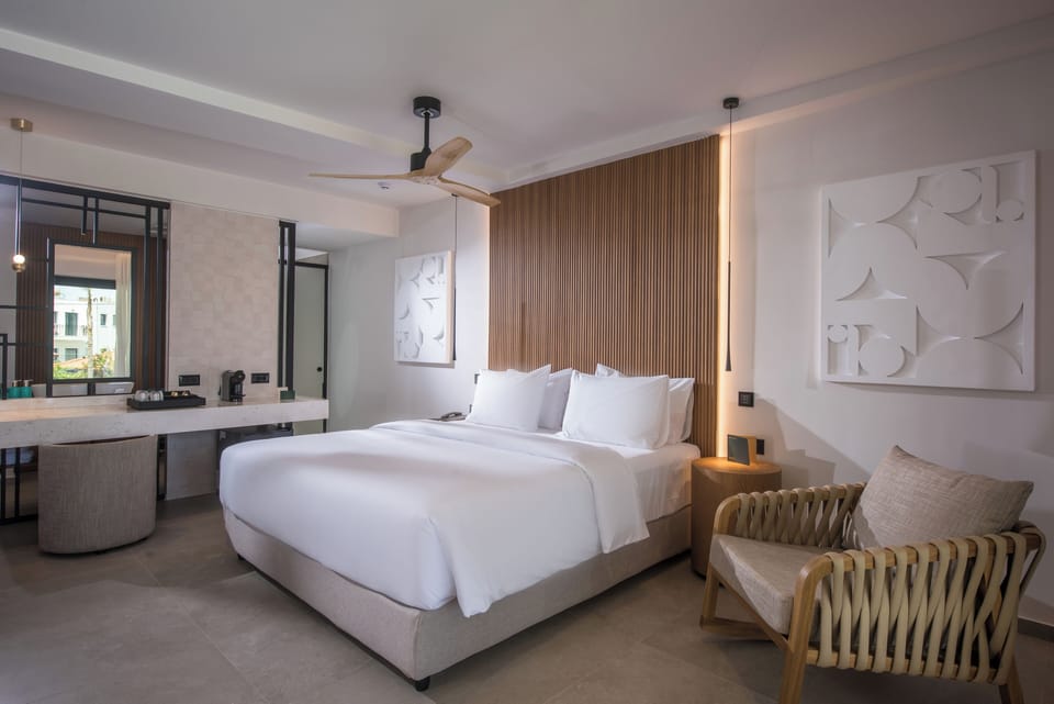 Deluxe Junior Suite | Egyptian cotton sheets, premium bedding, minibar, in-room safe