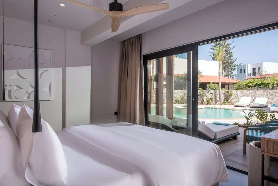 Double Room Swim Up | Egyptian cotton sheets, premium bedding, minibar, in-room safe