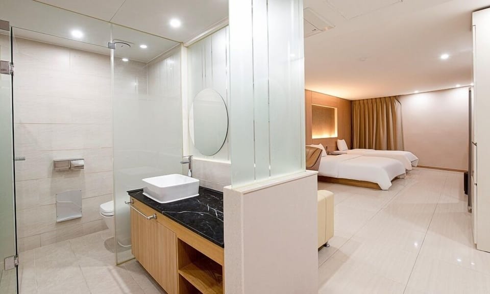 Suite | Individually decorated, individually furnished, free WiFi, bed sheets