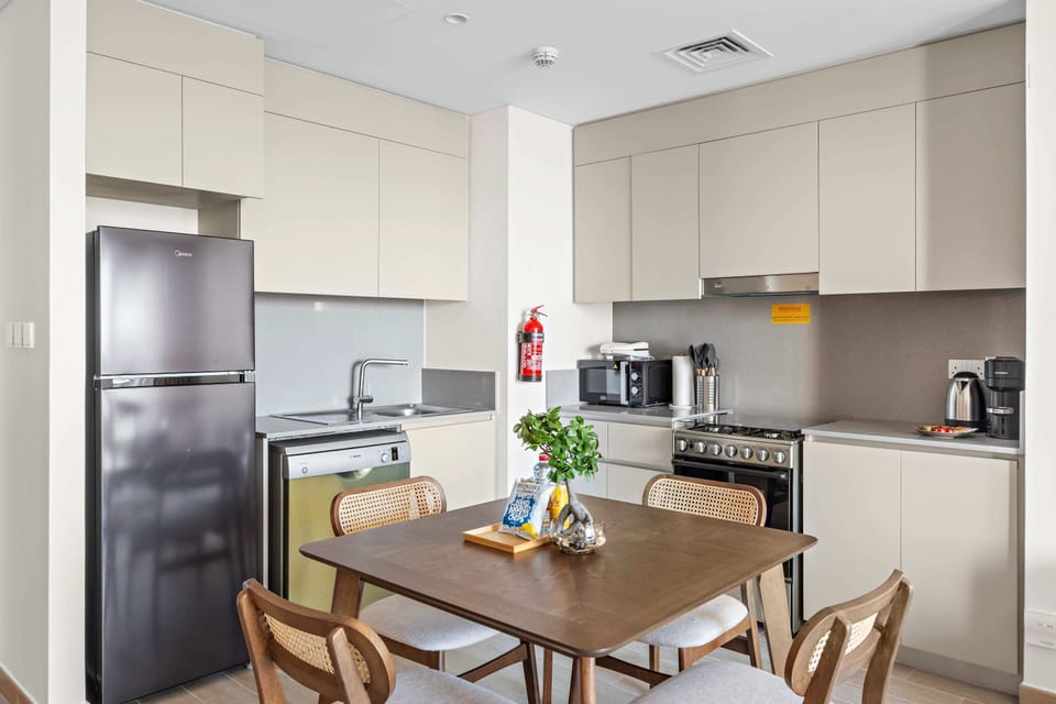 City Apartment | Private kitchen | Fridge, microwave, oven, stovetop