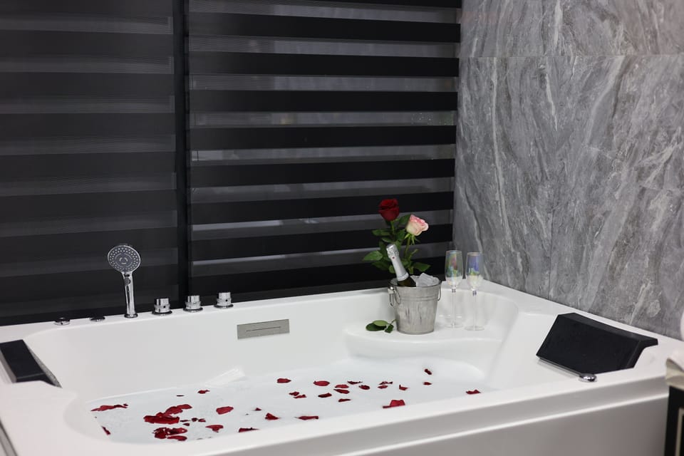 Royal Suite | Bathroom | Free toiletries, hair dryer, bathrobes, slippers